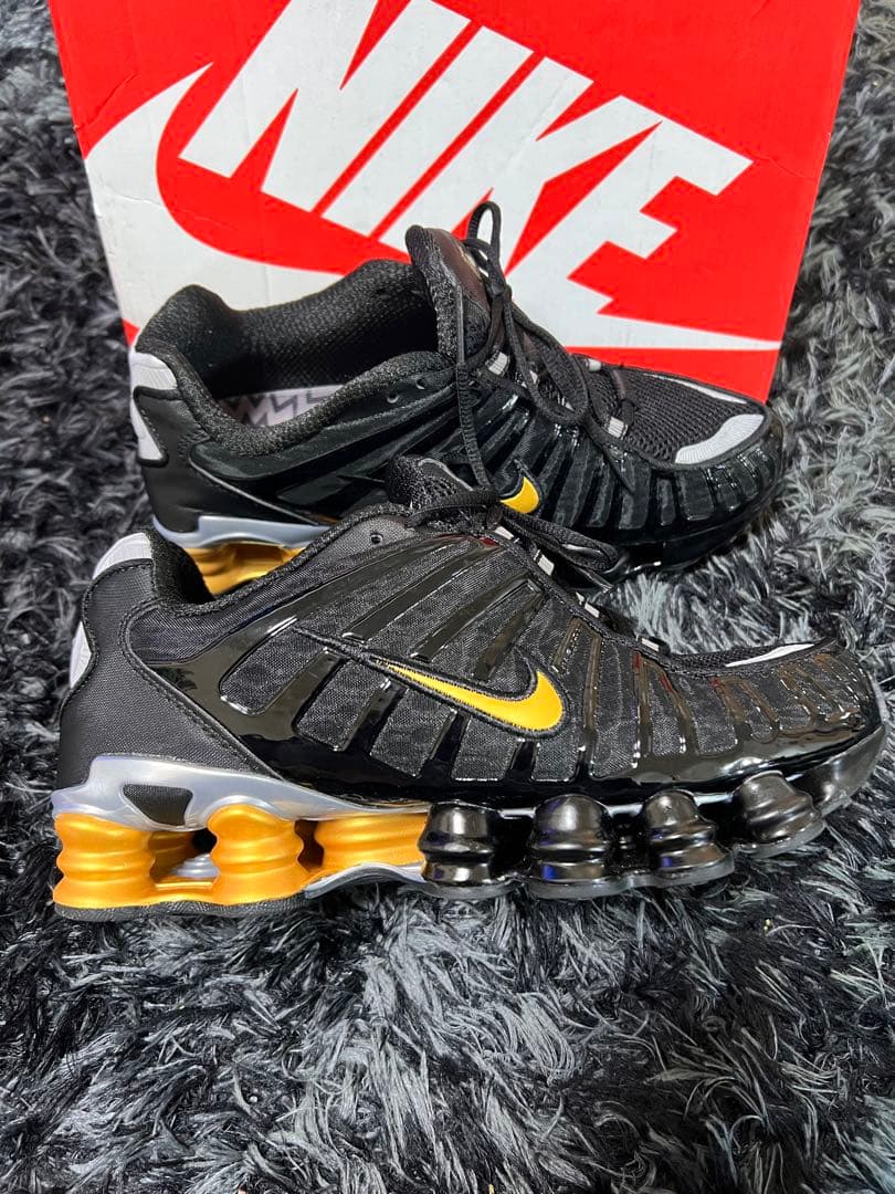 Nike Shox ブラック/ゴールド