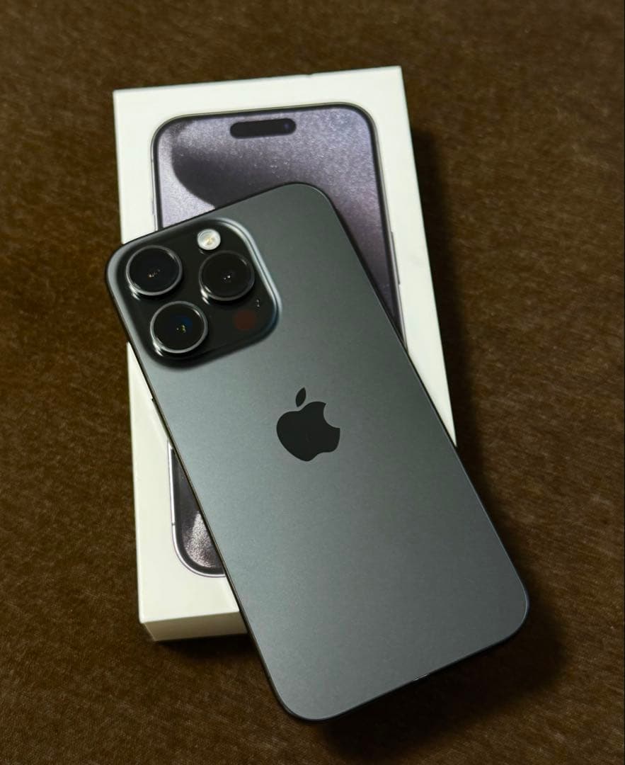 美品Apple iPhone 15 Pro（ブラックチタニウム）256GB