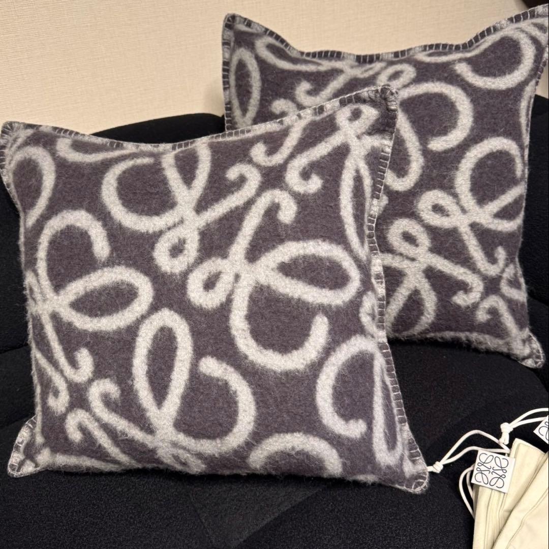 美品✨LOEWE アナグラムジャガードクッション2個セット