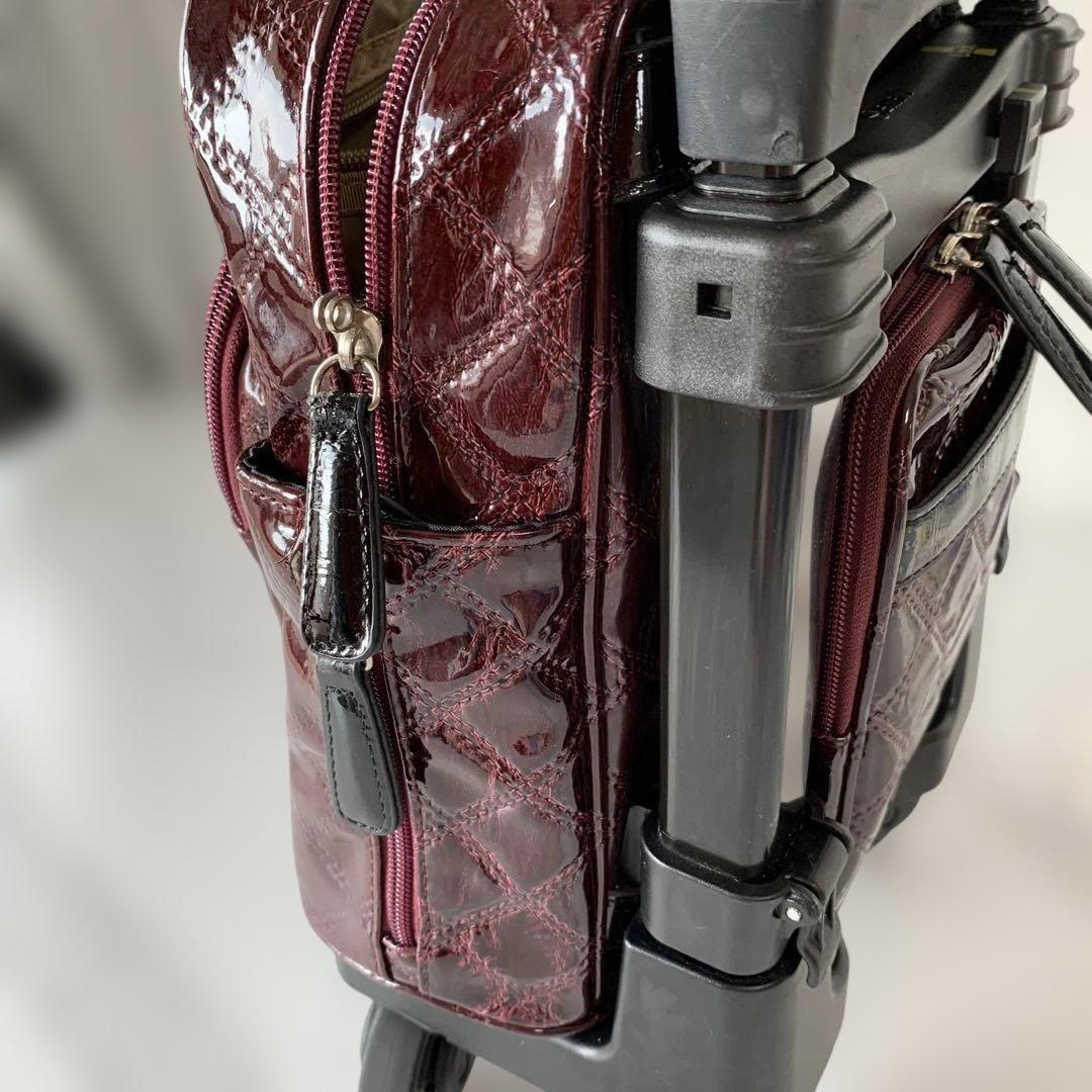 スワニーＳｗａｎｙキャリーショッピングバッグ　エナメルエマイロボルドー