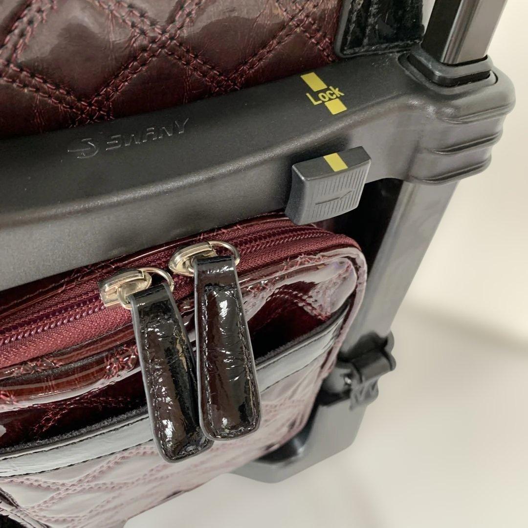 スワニーＳｗａｎｙキャリーショッピングバッグ　エナメルエマイロボルドー