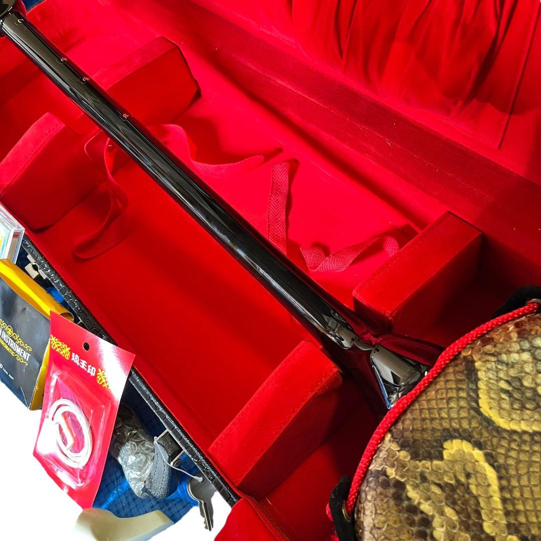 【極美品】沖縄 三線 本蛇革 強化張り 黒塗り棹 蛇皮 ハードケース 爪 調子笛