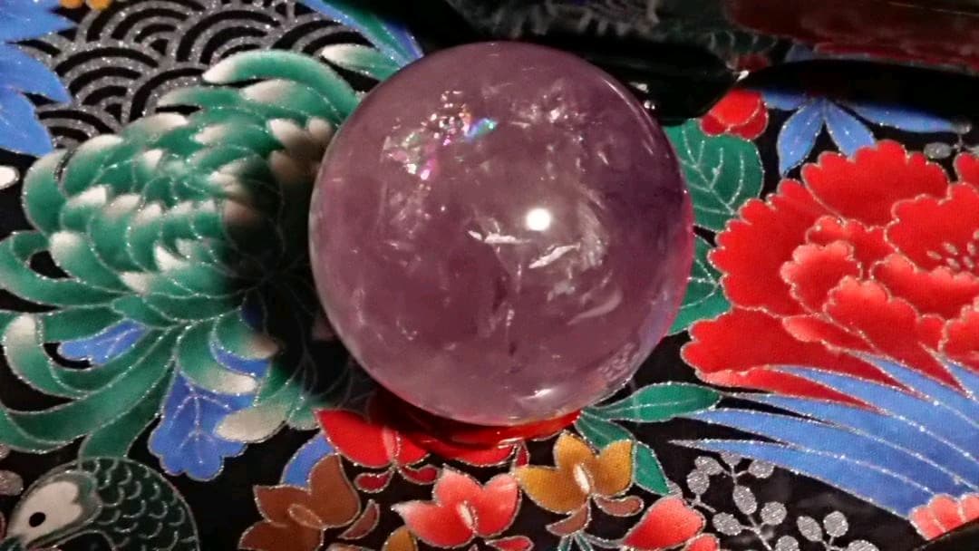 綺麗キラキラ虹入りアメジスト丸玉 60ミリ 真実の愛を守りぬく石 財運を招く