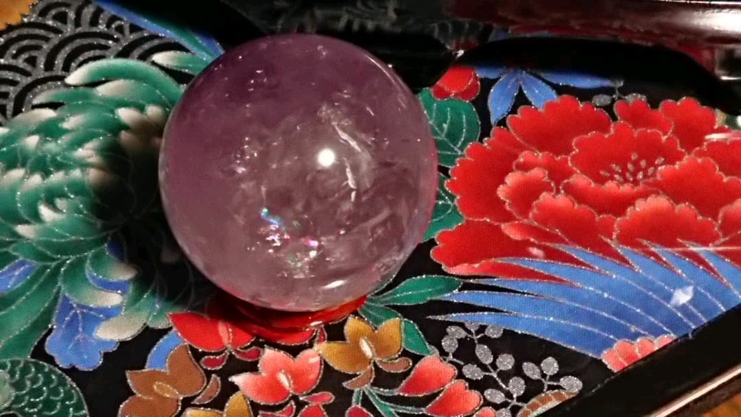 綺麗キラキラ虹入りアメジスト丸玉 60ミリ 真実の愛を守りぬく石 財運を招く