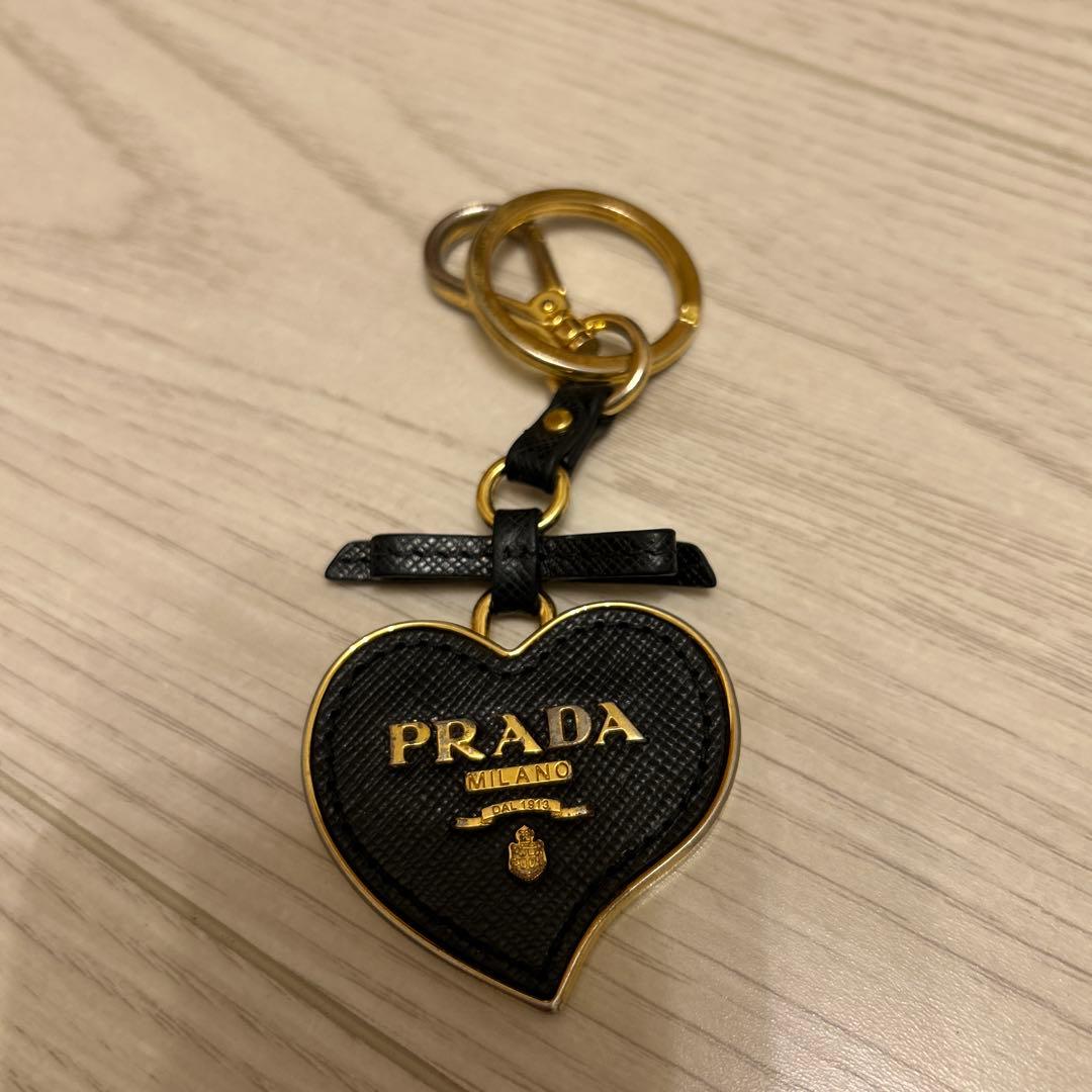 PRADA ハート型キーホルダー ゴールド