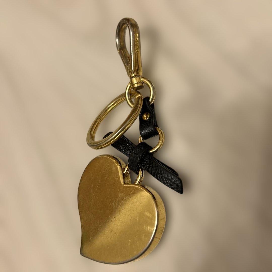 PRADA ハート型キーホルダー ゴールド