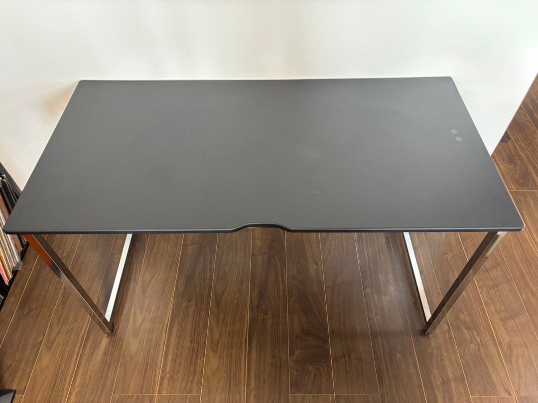 黒いシンプルパソコンデスク