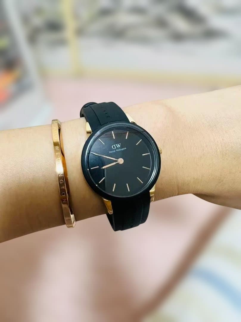 【新品未使用】Daniel Wellington ブラックラバーベルト防水腕時計