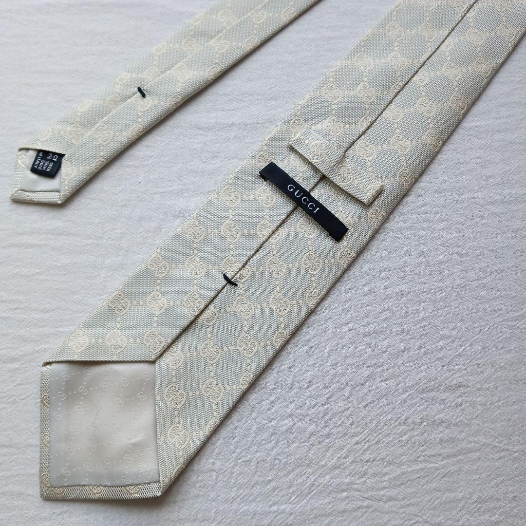 【美品】グッチ ネクタイ 白銀 GUCCIの小紋柄 絹 光沢 結婚式【n3731