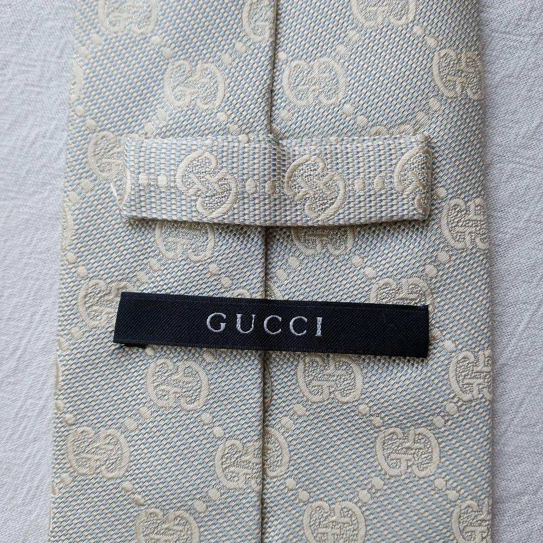【美品】グッチ ネクタイ 白銀 GUCCIの小紋柄 絹 光沢 結婚式【n3731