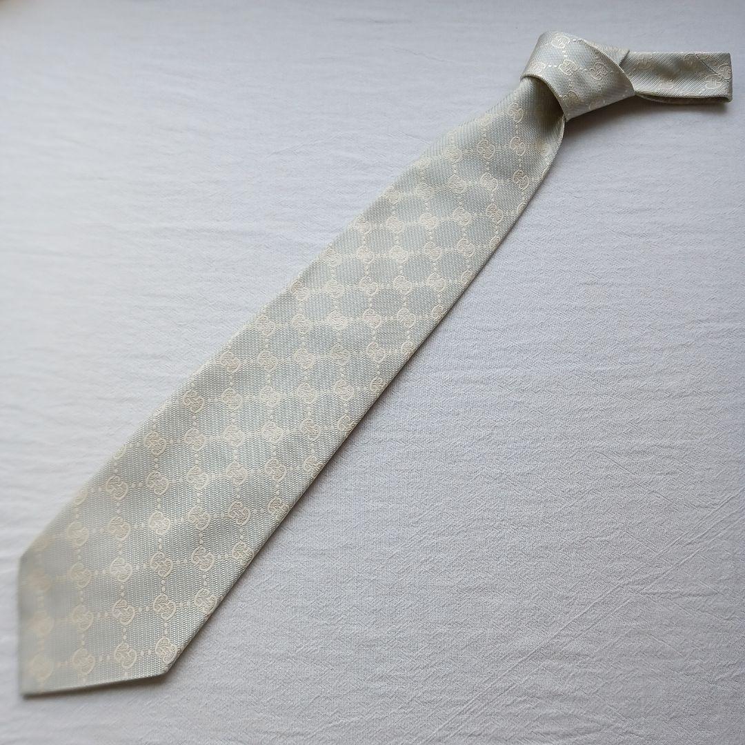 【美品】グッチ ネクタイ 白銀 GUCCIの小紋柄 絹 光沢 結婚式【n3731