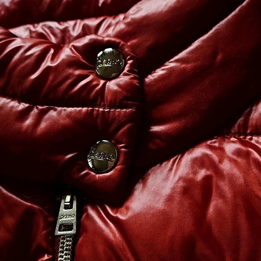 値下げしました HERNO フェザーダウンベスト ジャケット　レッドブラウン光沢