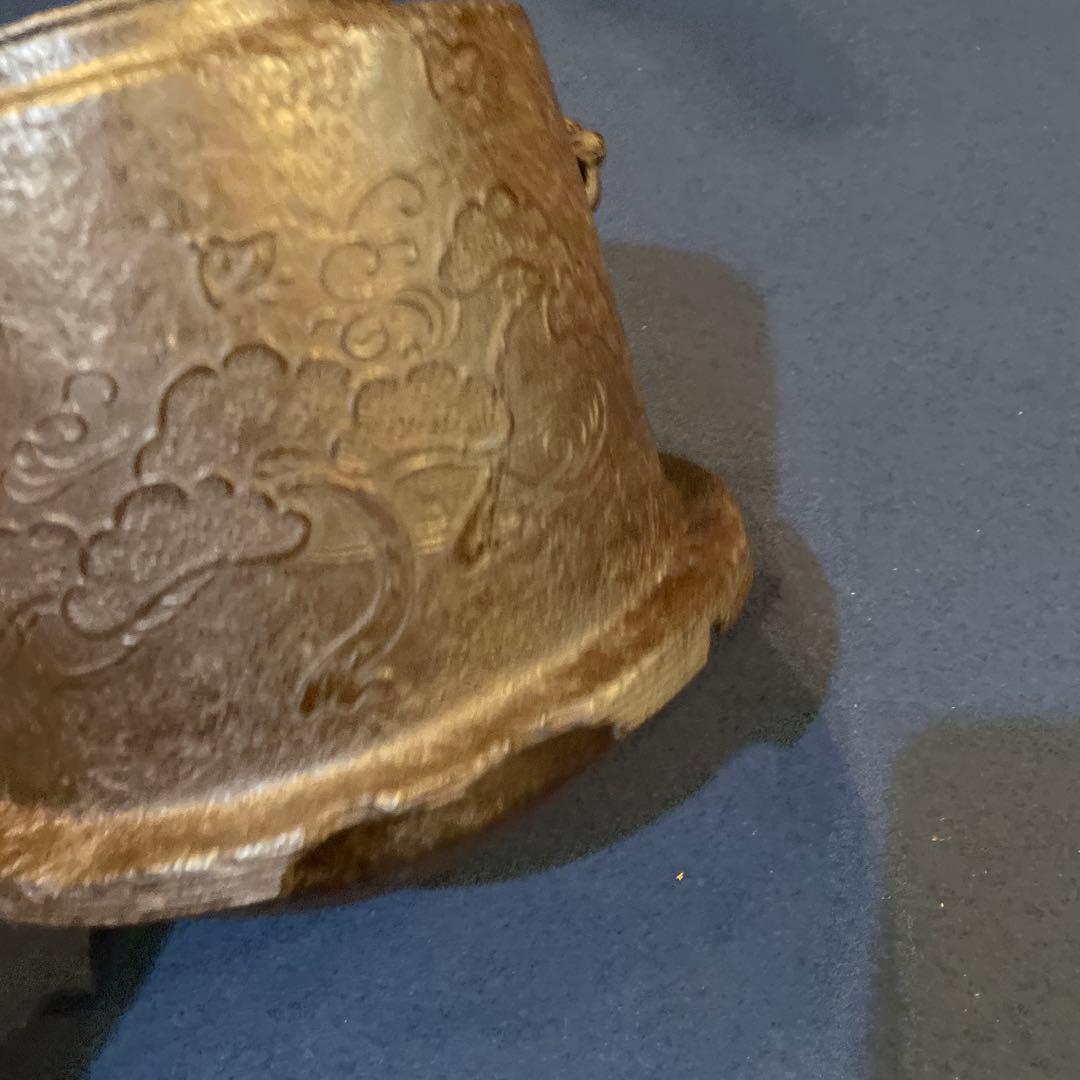 茶道具　釜師【大國 藤兵衛】(造)の※松地に波千鳥紋『筒尾垂釜』共箱　釜