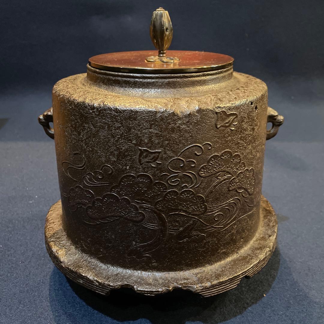 茶道具　釜師【大國 藤兵衛】(造)の※松地に波千鳥紋『筒尾垂釜』共箱　釜