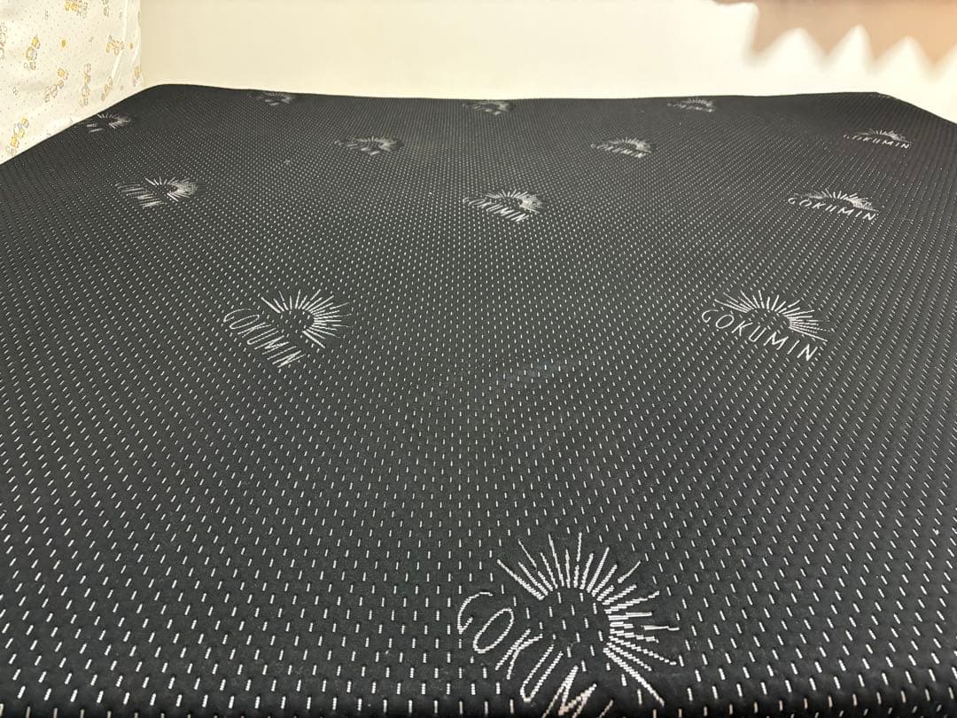 GOKUMIN 刺繍入り黒マットレス　キングサイズ