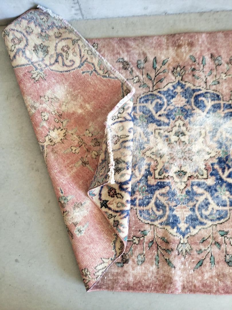 シャビーなローズピンクとロイヤルブルー ヴィンテージトルコラグNo.754