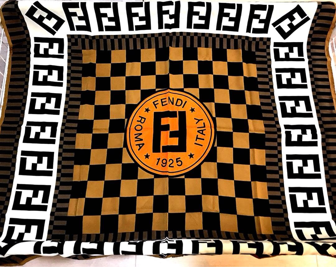 FENDI シルク100 大判　スカーフ　88cm x 88cm