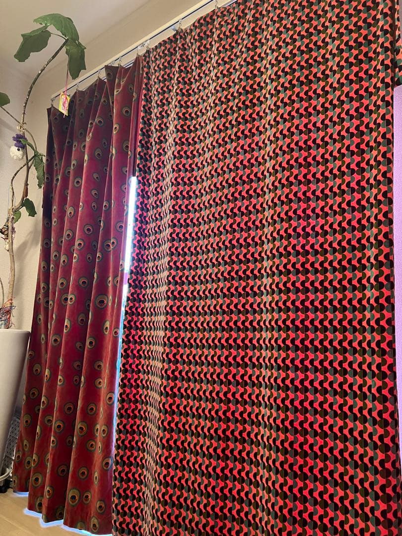 赤い円形模様のドレープカーテン