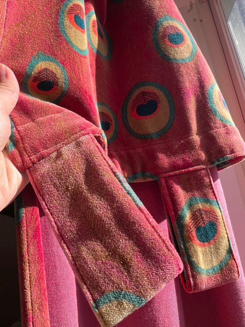 赤い円形模様のドレープカーテン