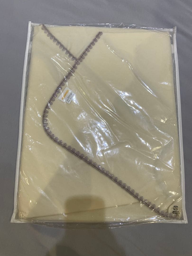 新品　ホワイトカシミアのひざ掛け　暖かい　肌触り優しい　70×100cm