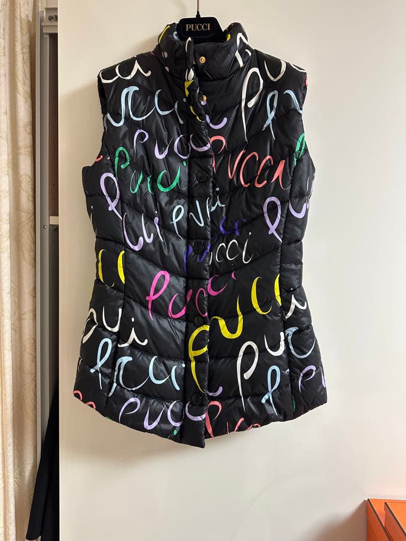 新品同様　エミリオプッチ PUCCI カラフルロゴ ダウンベスト