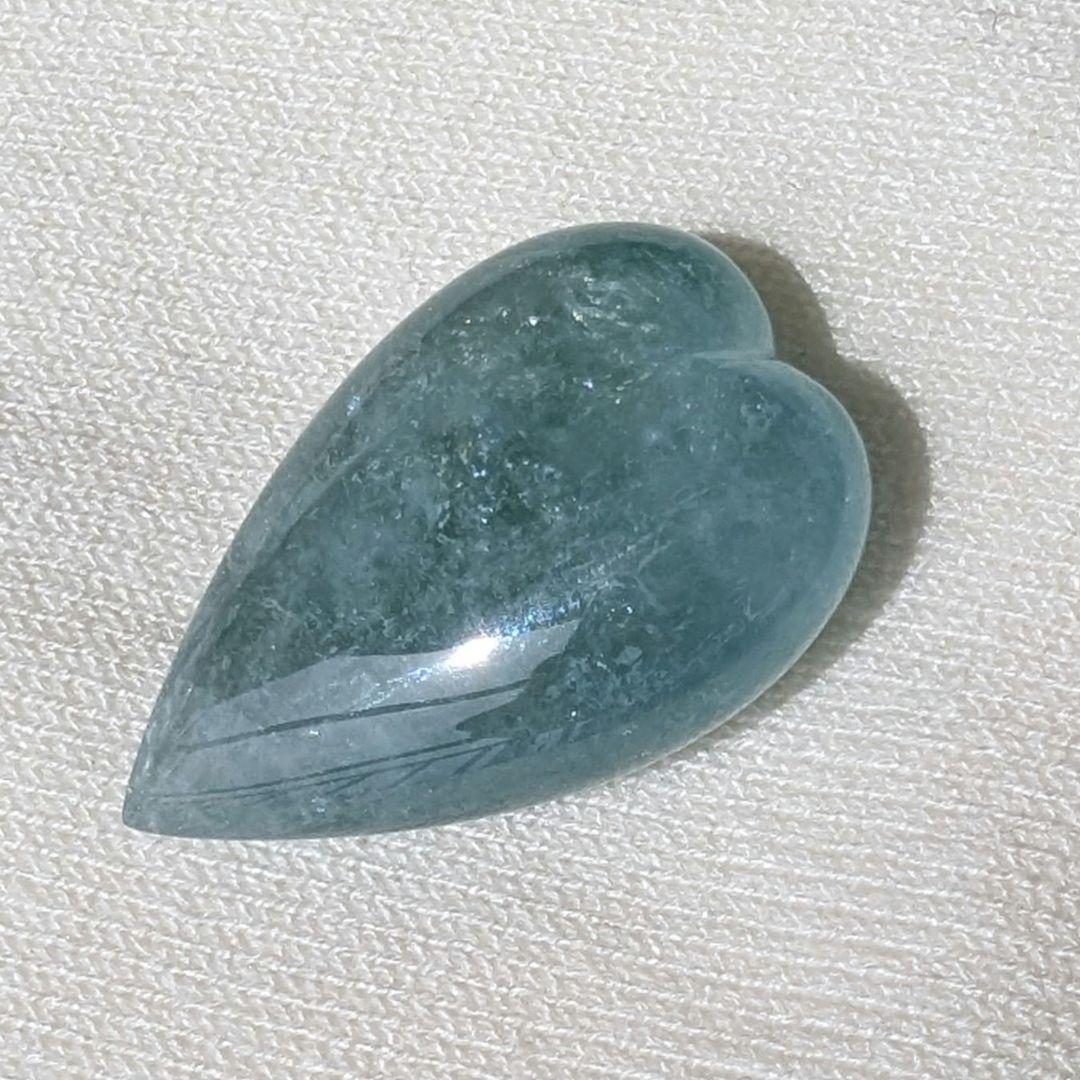 イーダーオーバーシュタイン磨きのブルートルマリン（縦長ハート）