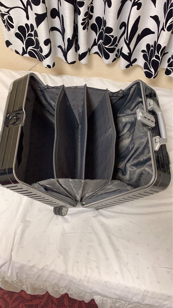 リモワキャリーバック LIMBO 28L 機内持ち込み サイズ