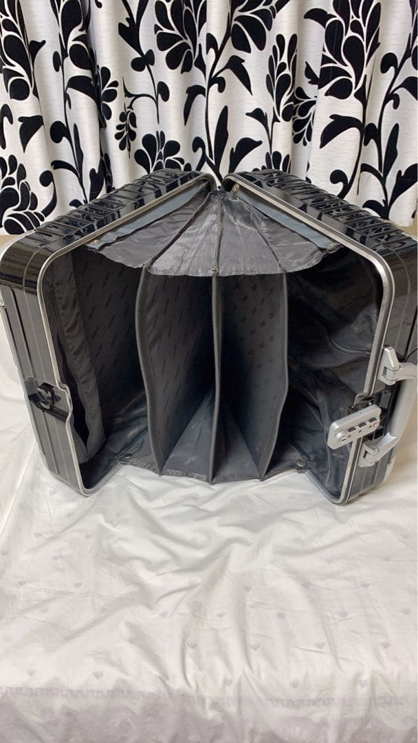 リモワキャリーバック LIMBO 28L 機内持ち込み サイズ