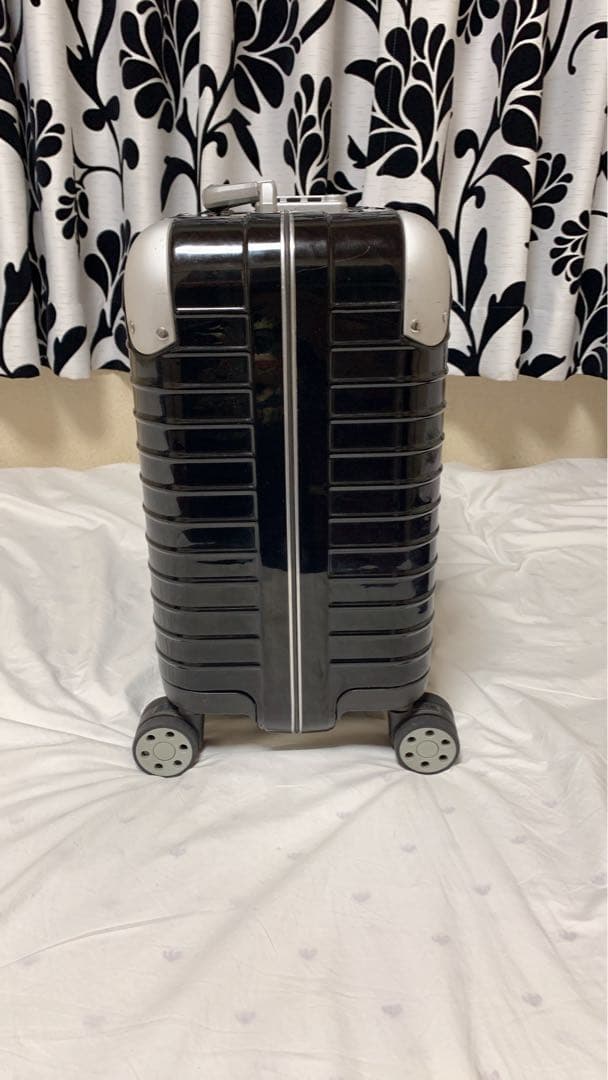 リモワキャリーバック LIMBO 28L 機内持ち込み サイズ