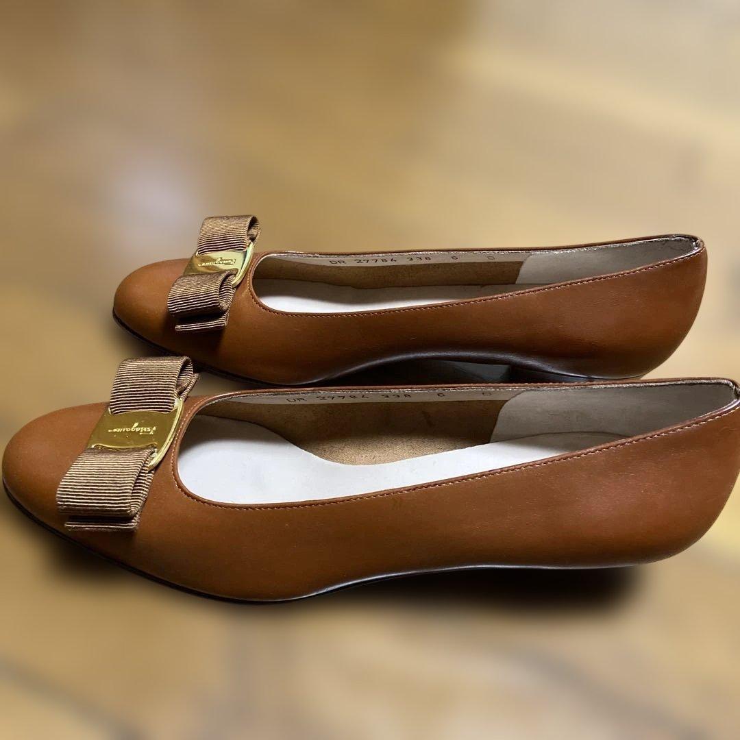Salvatore Ferragamo ブラウンリボンパンプス