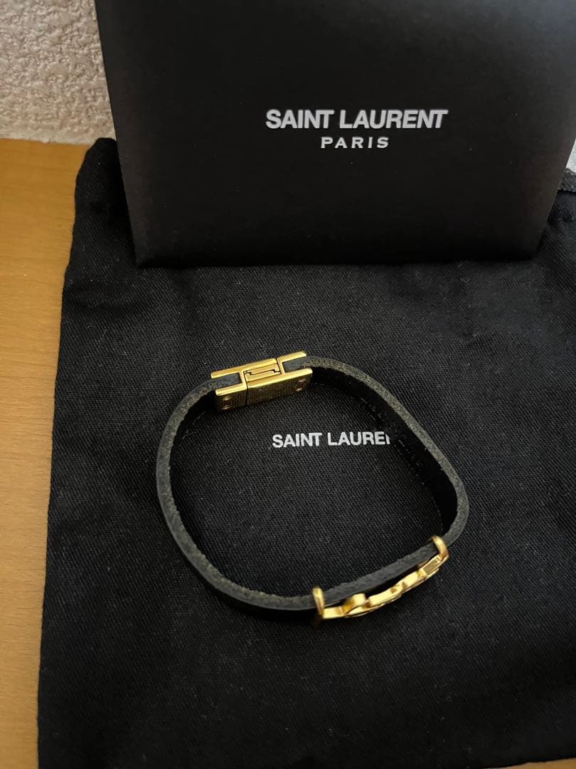 Yves Saint Laurent レザーバングル カサンドラ ブレスレット