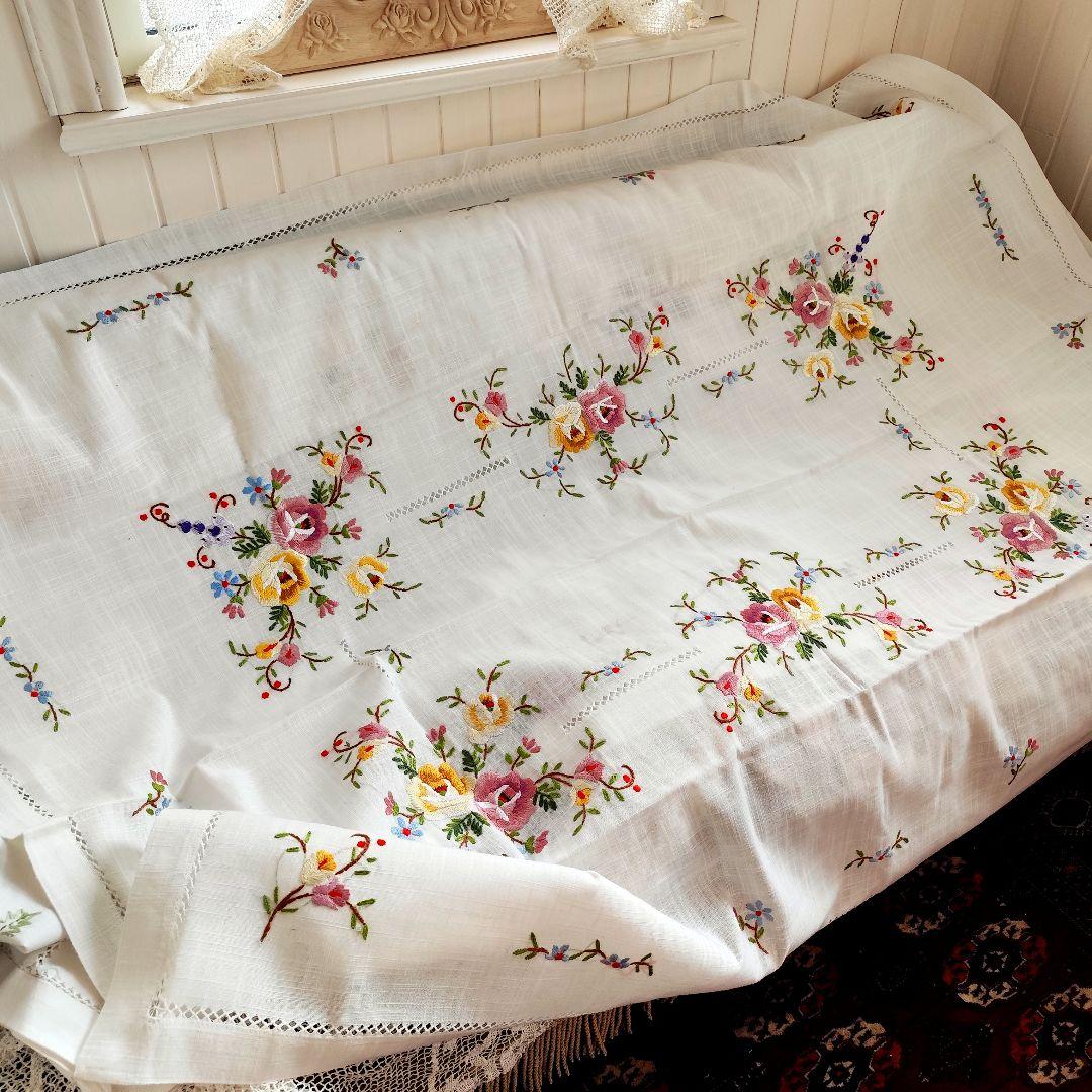 薔薇のモチーフ毛糸手刺繍　混紡リネン　大判テーブルクロス