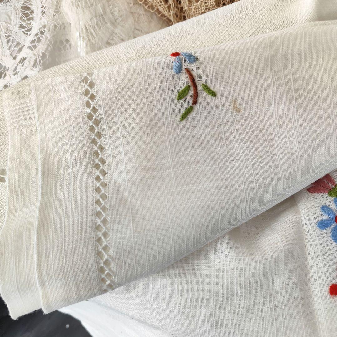 薔薇のモチーフ毛糸手刺繍　混紡リネン　大判テーブルクロス