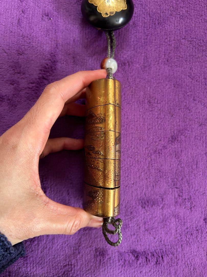 漆塗り印籠 金地の山景色 根付 家紋入り 薬入れ 小物入れ 時代物