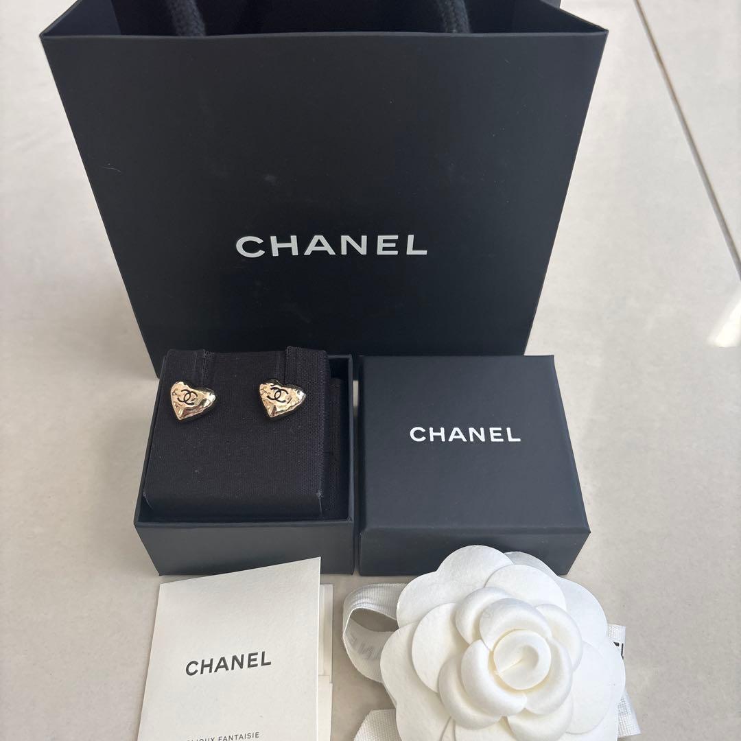 【激レア！】CHANEL 2022クルーズ ハート型ピアス ゴールド シャネル