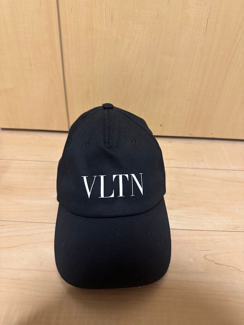 VALENTINO 黒 VLTN キャップ