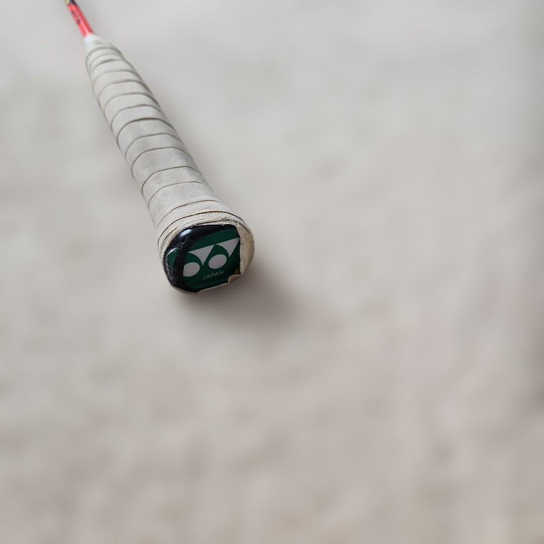 アストロクス77 バドミントンラケット 赤と黒