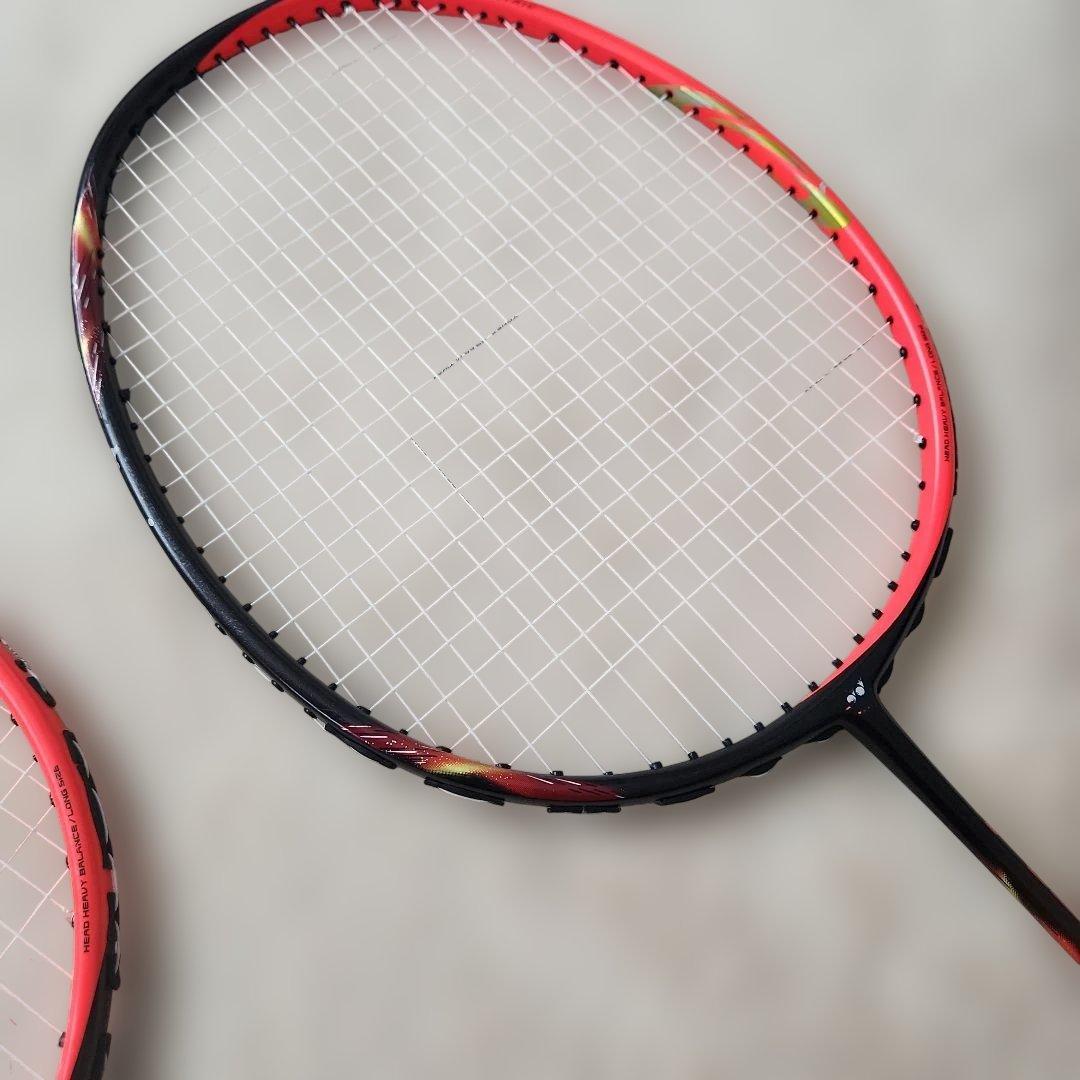 アストロクス77 バドミントンラケット 赤と黒