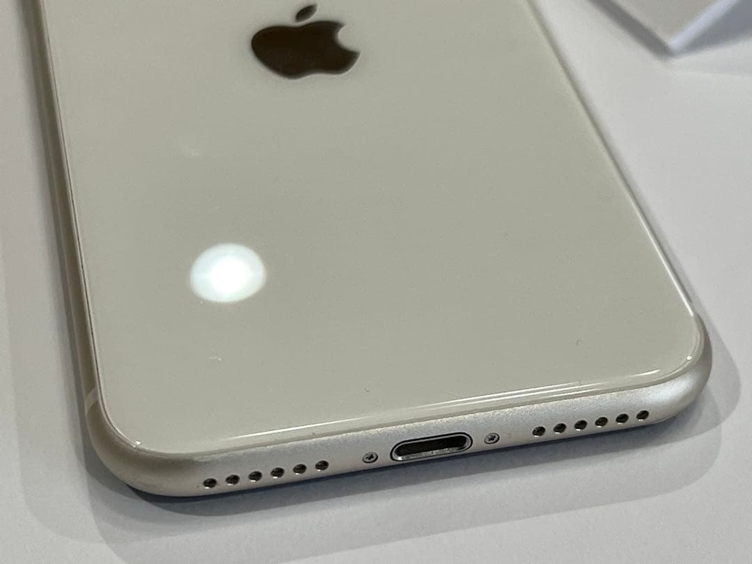 極上品 電池100% iPhone SE3 64GB SIMフリー スターライト