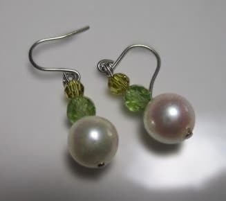 あこや真珠と黄緑色のスワロビーズのピアス他