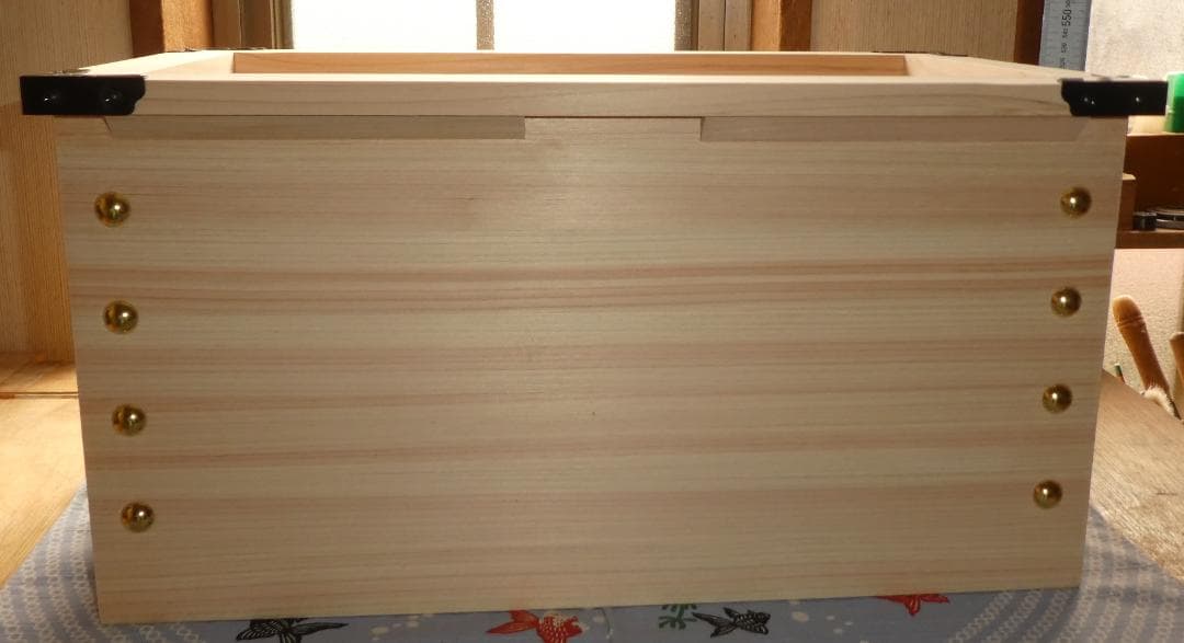 特別品 開運お賽銭箱（桧）中の見えない格子タイプ 金鋲　３７ めるめる