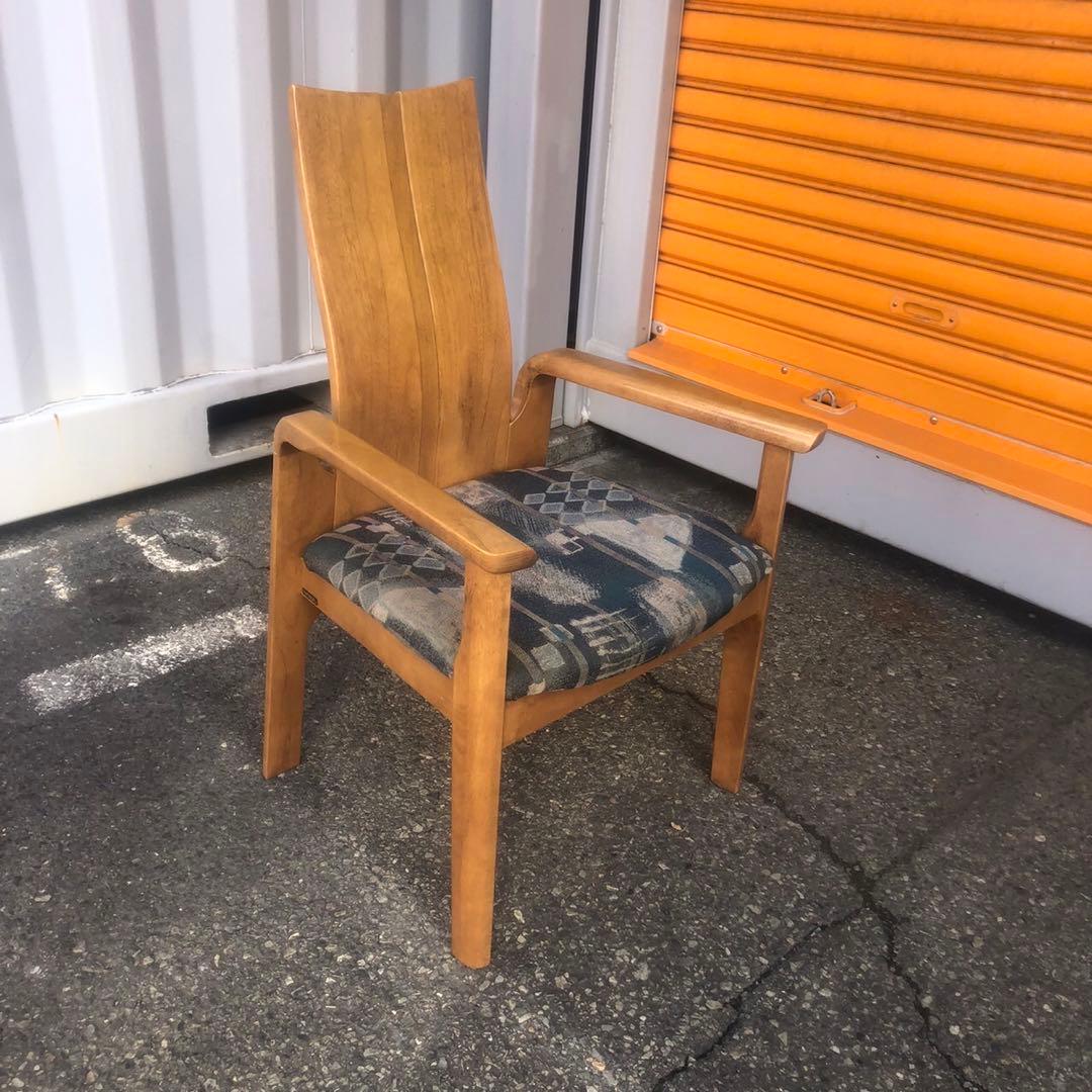 カリモク　ハイバックチェア　モダンデザインの木製チェア　アーム付き　①