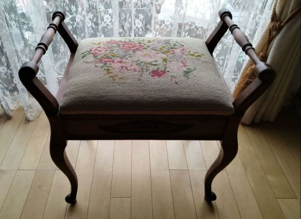 イギリスからの収納できるビンテ−ジスツ−ル、秘密の物入れ、刺繍