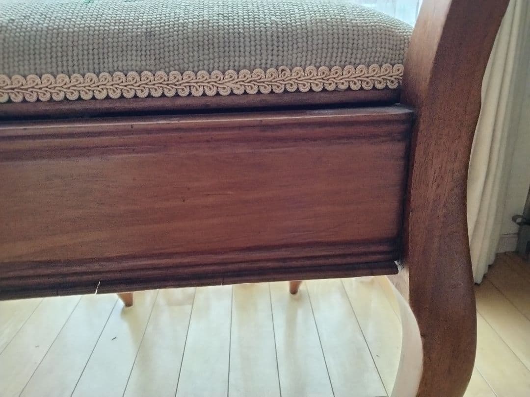 イギリスからの収納できるビンテ−ジスツ−ル、秘密の物入れ、刺繍