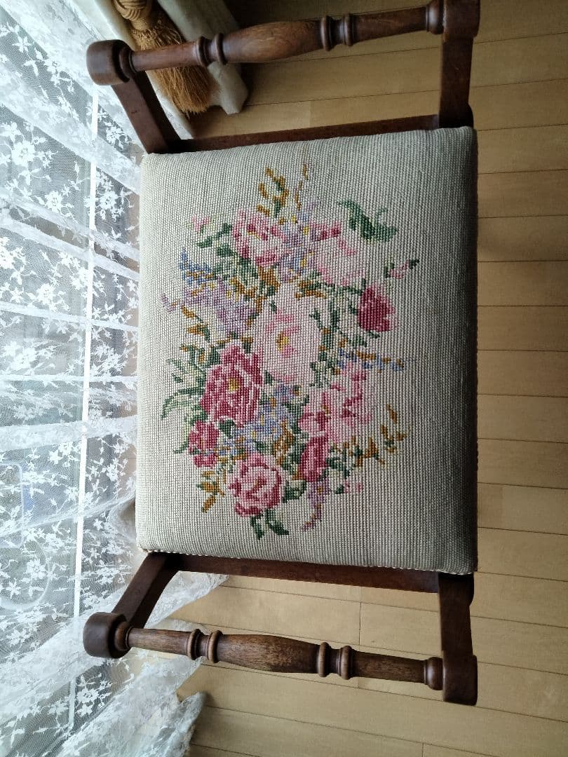 イギリスからの収納できるビンテ−ジスツ−ル、秘密の物入れ、刺繍