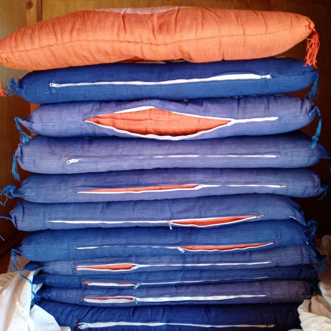 オレンジの花柄座布団　10枚セット　紬風の光沢ある生地