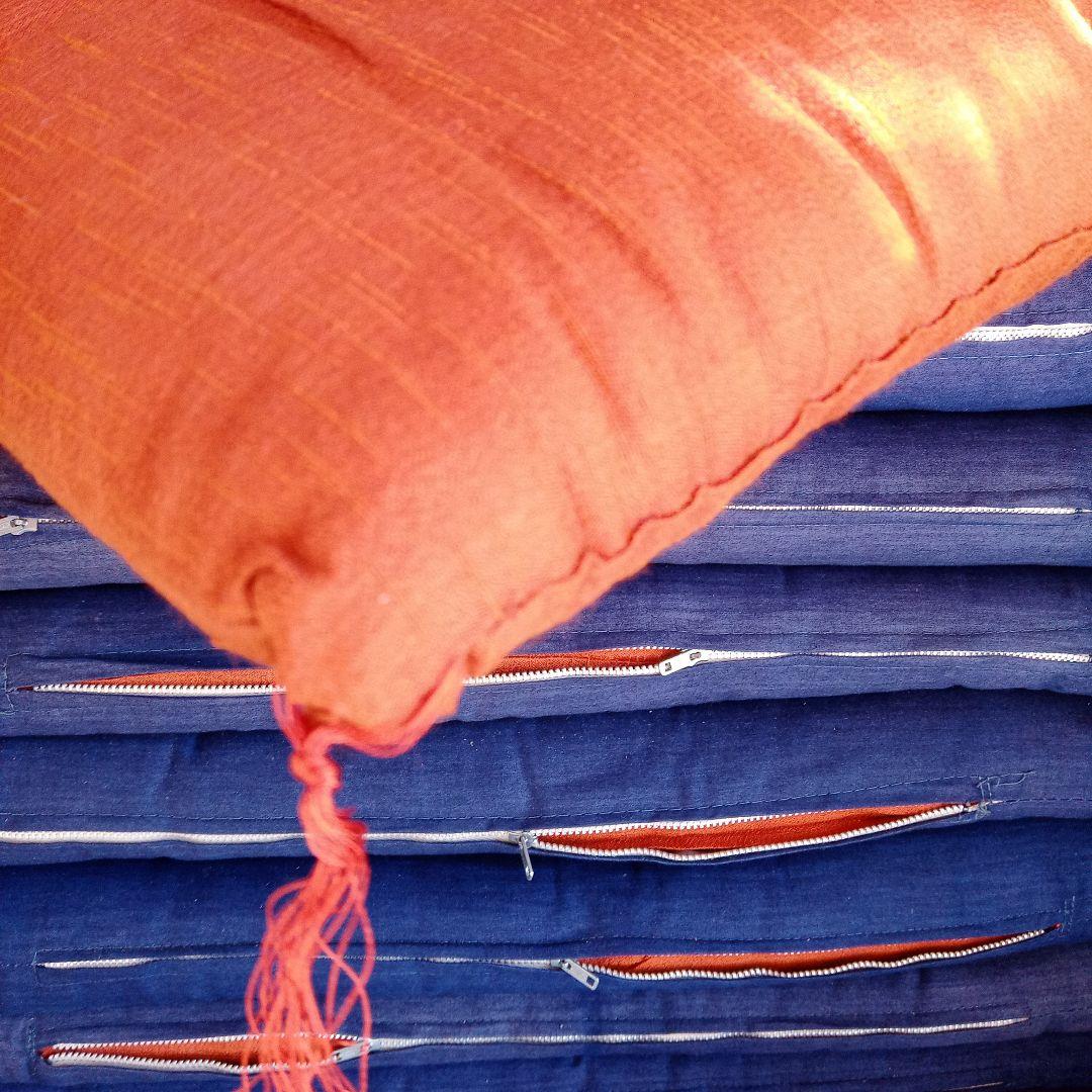 オレンジの花柄座布団　10枚セット　紬風の光沢ある生地