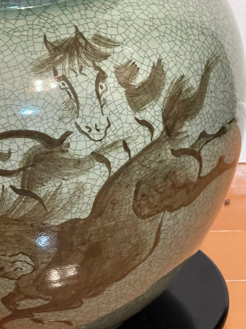 古い大堀相馬焼骨董希少品。特大，大形冰裂開片壺　描金奔馬柄。希少美品。