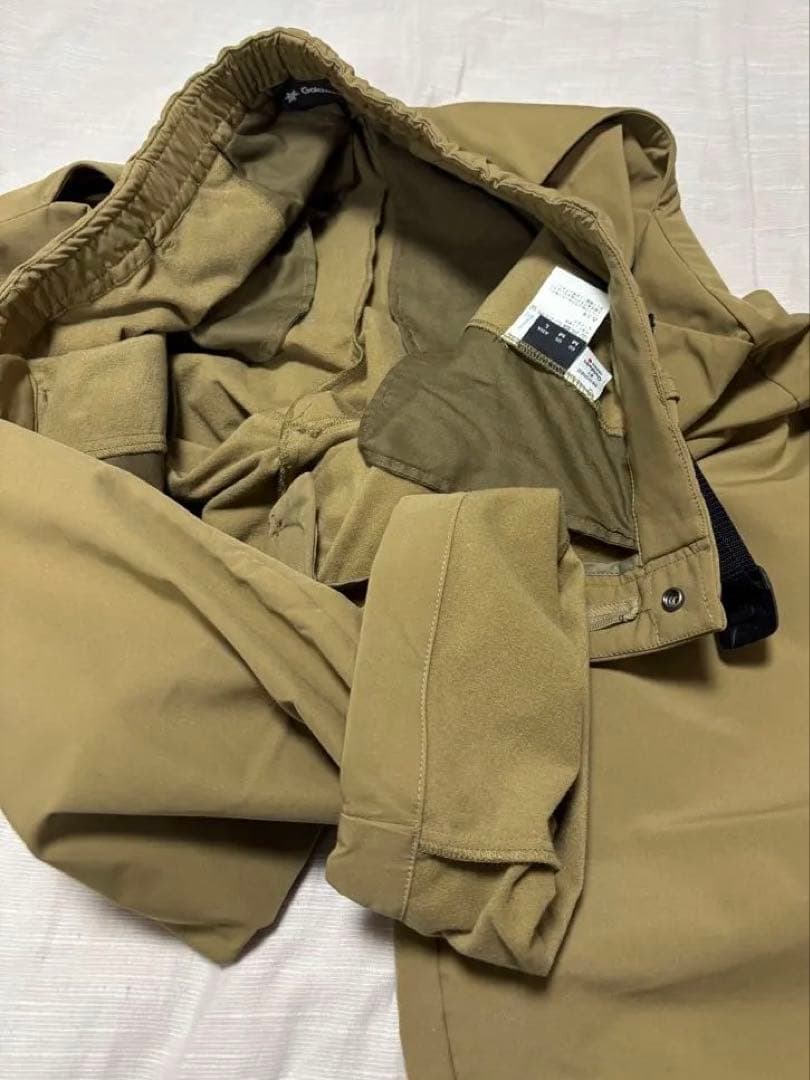 Goldwinゴールドウインのテパードパンツ新品　冬物