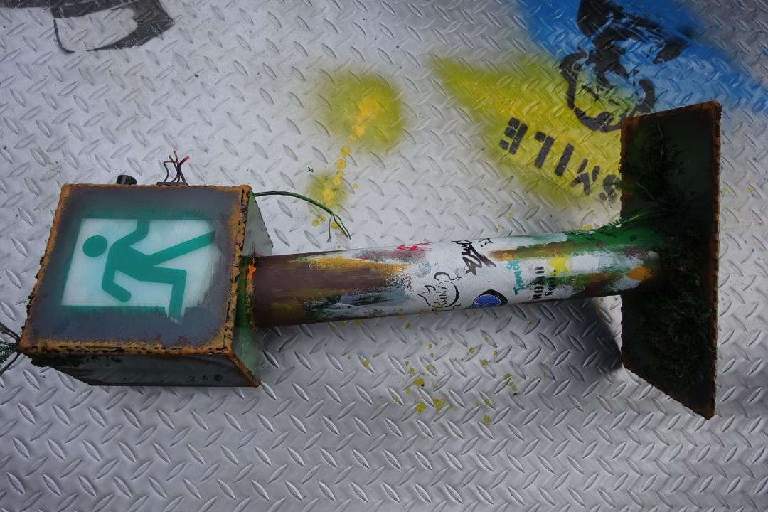 ジャンクスタイル 誘導灯 非常口 インテリアに 看板 点滅タイプ 落書き